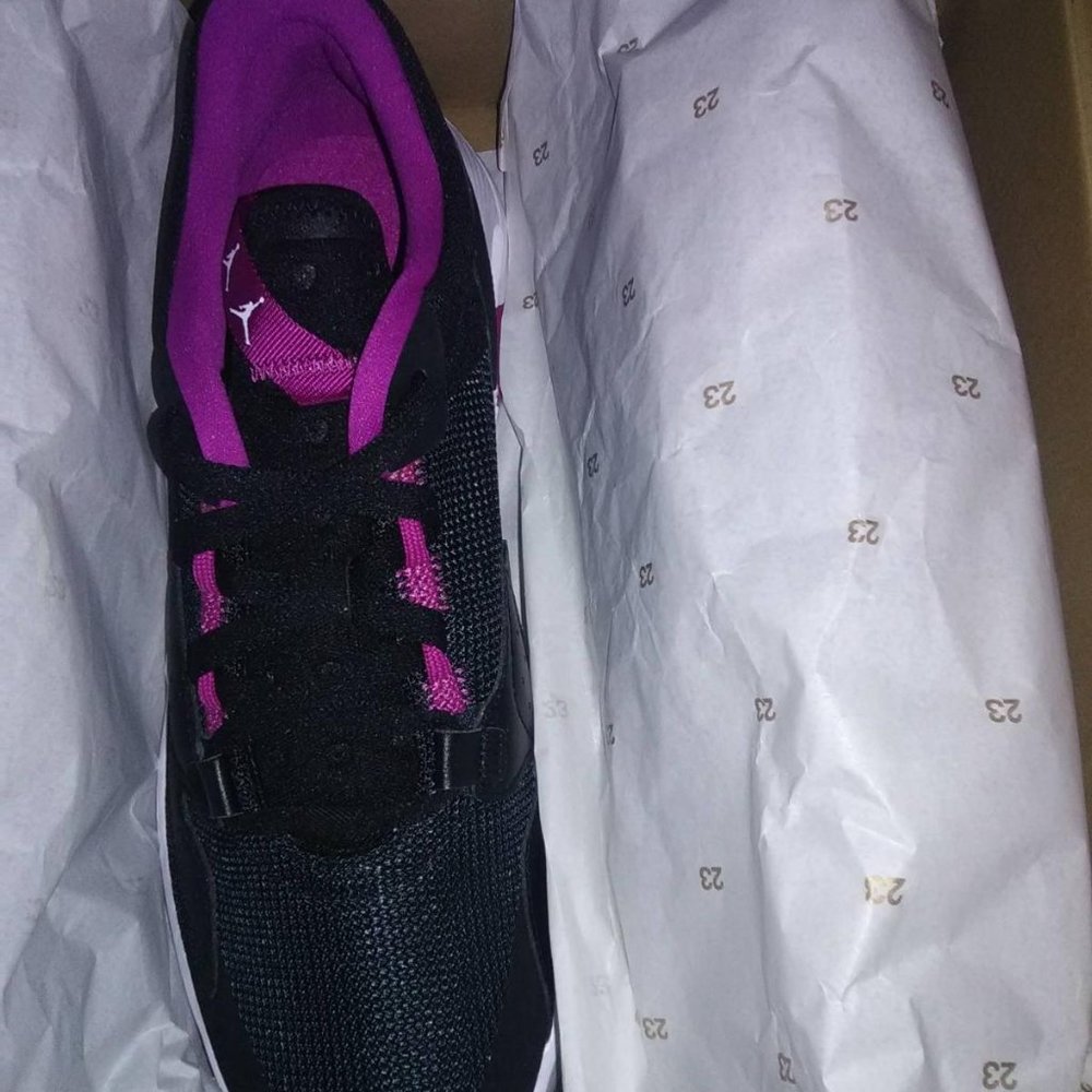 Jordan Air Cadence WMNS-size 12 Black/Purple NIB